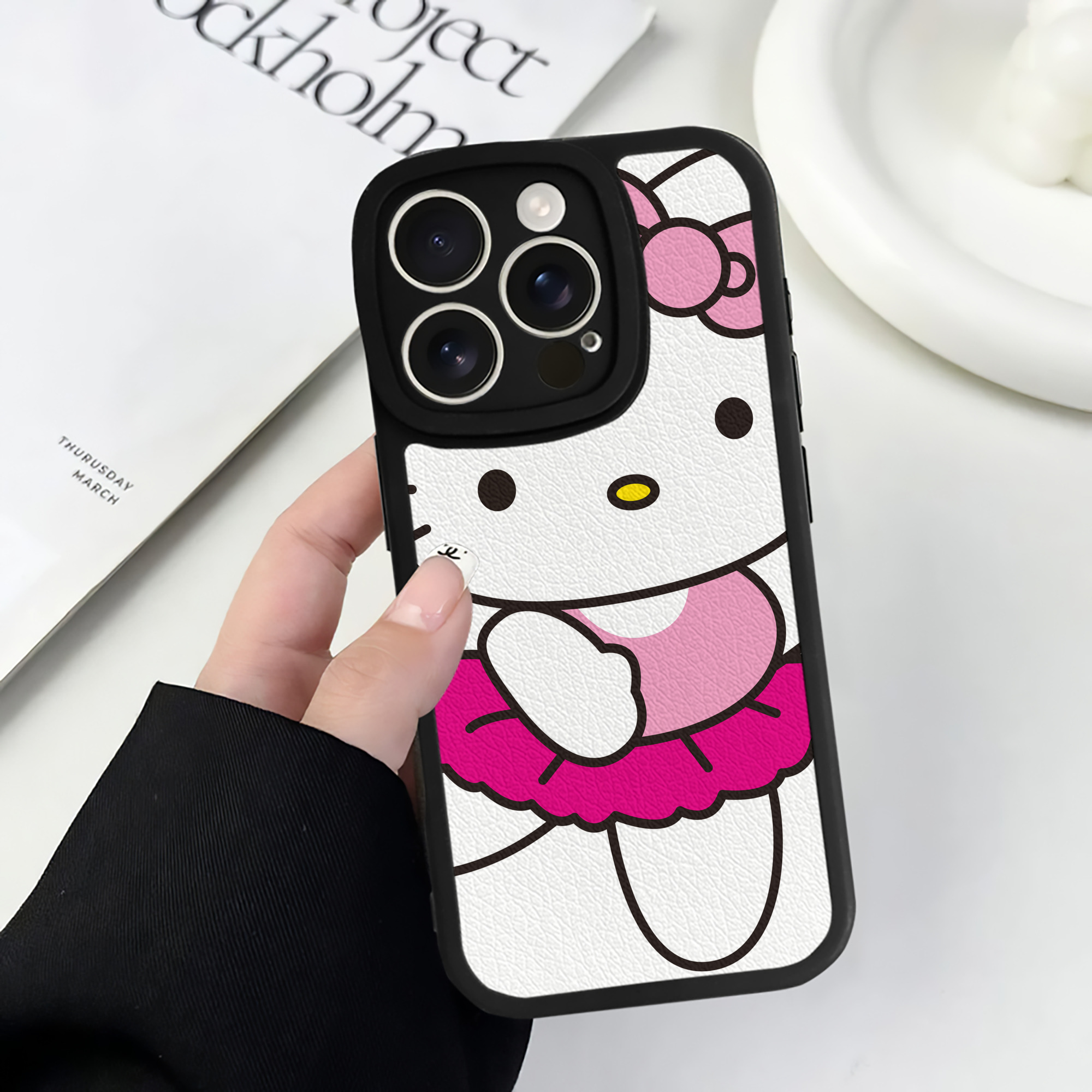 （画像用） Hello Kitty ハローキティ 【iPhone 16シリーズ対応】シリコンスマホケース（レザー調） 材質：シリコン